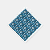 Weiße hübsche Schneeflocken auf winterlichem blaue Serviette (Ecke)