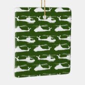 Weiße Hubschrauber der Armee auf Khaki Green Keramikornament (Rechts)