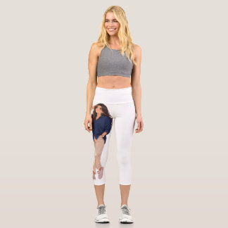 Weiße Hüft-Hosen, Yoga-Hose mit Aufdruck darauf. Capri Leggings