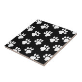 Weiße Hunde-Katzenpaw-Drucke auf Schwarz Fliese (Seite)