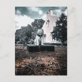 Weiße Hundestatue auf Podest dramatische Ansicht Postkarte