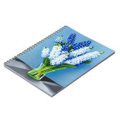 Weiße Hyazinthen in einer Glasvase auf blau Notizblock (Linke Seite)