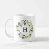 Weiße Hydrangea-Blume Wreath-Monogramm Kaffeetasse (Links)