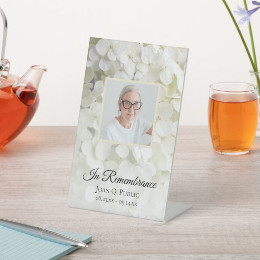 Weiße Hydrangea-Blumenfeier zur Beerdigung des Leb Sockelschild (In SItu)