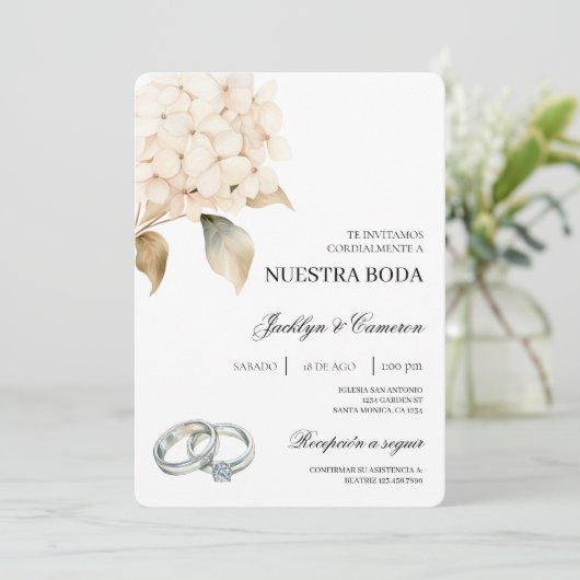 Weiße Hydrangea mit Ringspanischer Hochzeit Einladung (Stehend Vorderseite)
