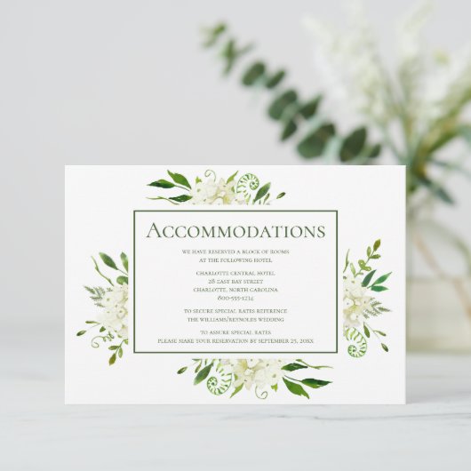 Weiße Hydrangeas Floral Hochzeitsunterkünfte Begleitkarte (Stehend Vorderseite)