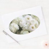 weiße Hydrangeas und ranunculus ovale Aufkleber (Umschlag)