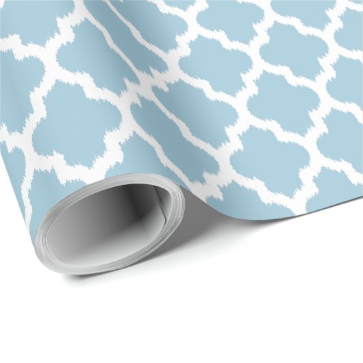Weiße Ikat-Quatrefolie über pastellblauem Hintergr Geschenkpapier (Rolleneckpunkt)
