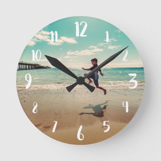 Weiße Kalligraphiknummern Benutzerdefiniertes Foto Runde Wanduhr (Vorderseite)