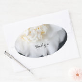 Weiße Kamelie auf dunklem Hintergrund Ovaler Aufkleber (Umschlag)