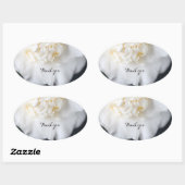 Weiße Kamelie auf dunklem Hintergrund Ovaler Aufkleber (Blatt)