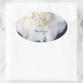 Weiße Kamelie auf dunklem Hintergrund Ovaler Aufkleber (Tasche)