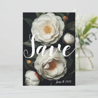 Weiße Kamelien auf dunklem Hintergrund