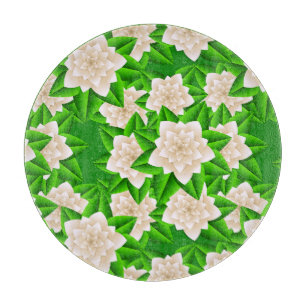 Weiße Kamelien und grüne Blätter Schneidebrett