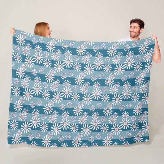 Weiße Kamillenblüten auf gestreiftem blauem Hinter Fleecedecke (Beispiel)