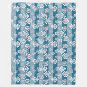 Weiße Kamillenblüten auf gestreiftem blauem Hinter Fleecedecke (Vorderseite)