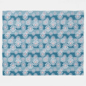 Weiße Kamillenblüten auf gestreiftem blauem Hinter Fleecedecke (Vorderseite (Horizontal))