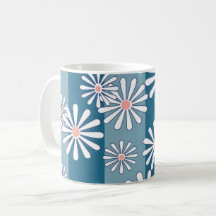 Weiße Kamillenblüten auf gestreiftem blauem Hinter Kaffeetasse