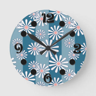 Weiße Kamillenblüten auf gestreiftem blauem Hinter Runde Wanduhr