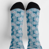 Weiße Kamillenblüten auf gestreiftem blauem Hinter Socken (Oben)