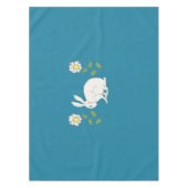 Weiße Kaninchen zwischen den Daisien auf dunkelbla Tischdecke (Vorderseite)