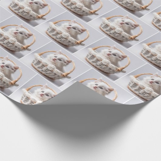 Weiße Kätzchen in einem Korb Geschenkpapier (Ecke)