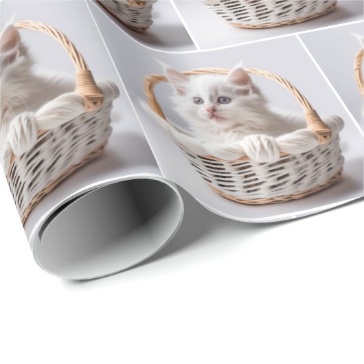 Weiße Kätzchen in einem Korb Geschenkpapier (Rolleneckpunkt)