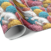 Weiße Kätzchen in farbigen Garnballen Geschenkpapier (Rolleneckpunkt)