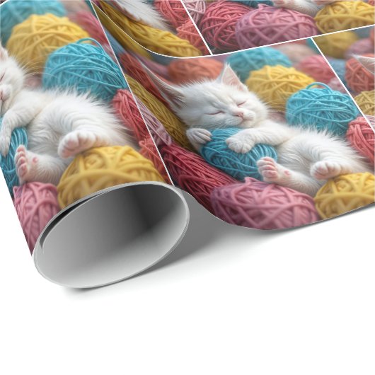 Weiße Kätzchen in farbigen Garnballen Geschenkpapier (Rolleneckpunkt)