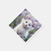 Weiße Kätzchen mit Lilac Laurel Serviette (Ecke)