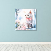 Weiße Kätzchen mit rosa Kissen in einem Fenster Leinwanddruck (Insitu (Holzboden))