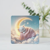 Weiße Kätzchen schlafen auf einem Halbmond Einladung (Stehend Vorderseite)