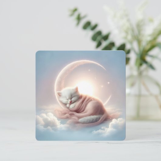 Weiße Kätzchen schlafen auf einem Halbmond Einladung (Stehend Vorderseite)