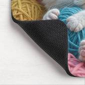 Weiße Kätzchen Schlafen in Garnballen Mousepad (Ecke)