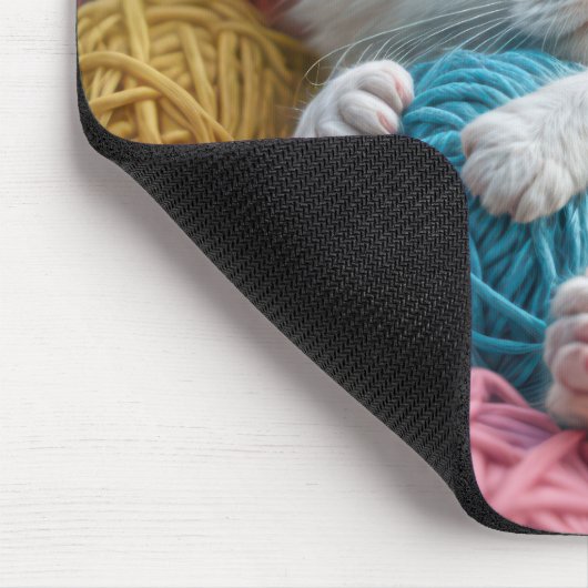 Weiße Kätzchen Schlafen in Garnballen Mousepad (Ecke)