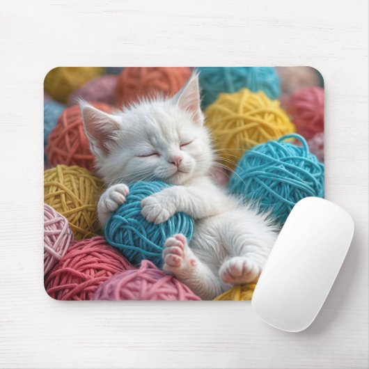 Weiße Kätzchen Schlafen in Garnballen Mousepad (Mit Mouse)
