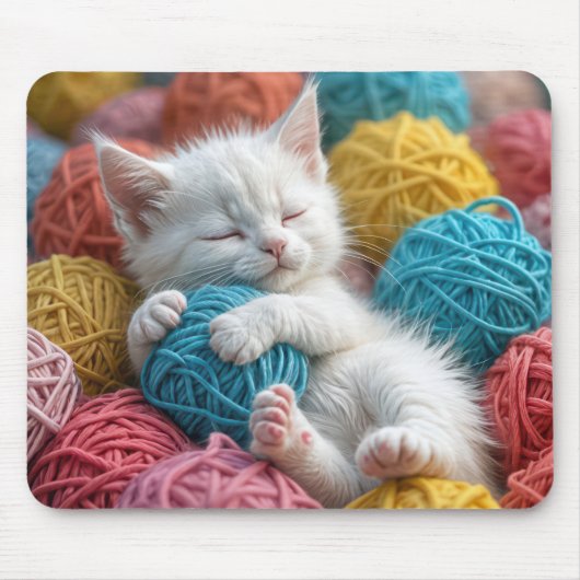 Weiße Kätzchen Schlafen in Garnballen Mousepad (Vorne)