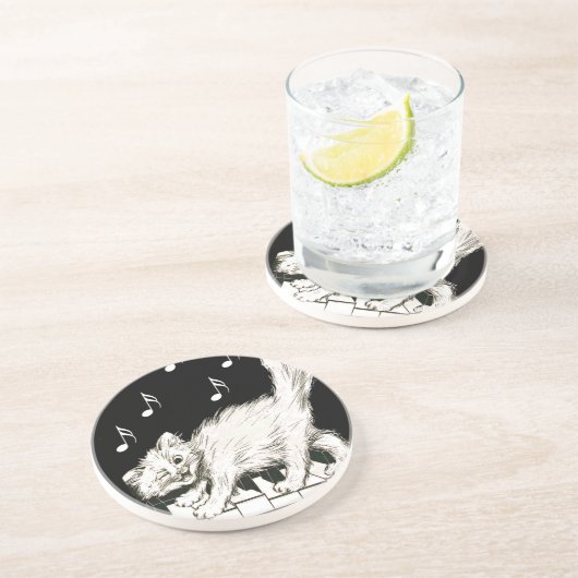 Weiße Katze auf Klaviertasten Getränkeuntersetzer (Seite)