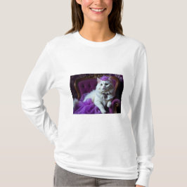 weiße Katze auf lila Sessel T - Shirt