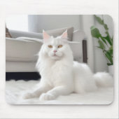 Weiße Katze auf Pelzfelle Mousepad (Vorne)