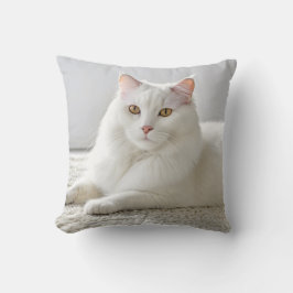 Weiße Katze auf weißem Teppich Kissen