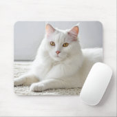Weiße Katze auf weißem Teppich Mousepad (Mit Mouse)