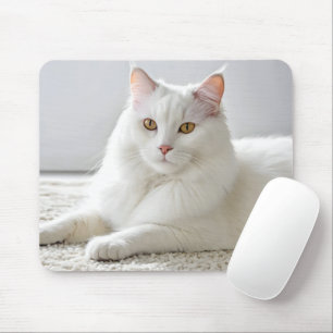 Weiße Katze auf weißem Teppich Mousepad