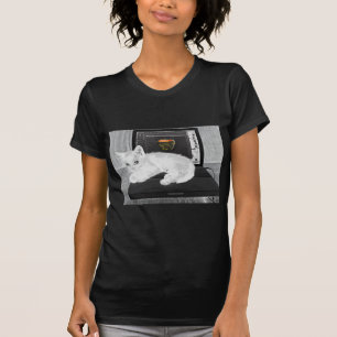 Weiße Katze des Prunella, die auf Laptop lounging T-Shirt