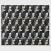 Weiße Katze, die eine schwarze Katze umarmt Geschenkpapier (Flach)