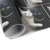 Weiße Katze, die eine schwarze Katze umarmt Geschenkpapier (Rolleneckpunkt)