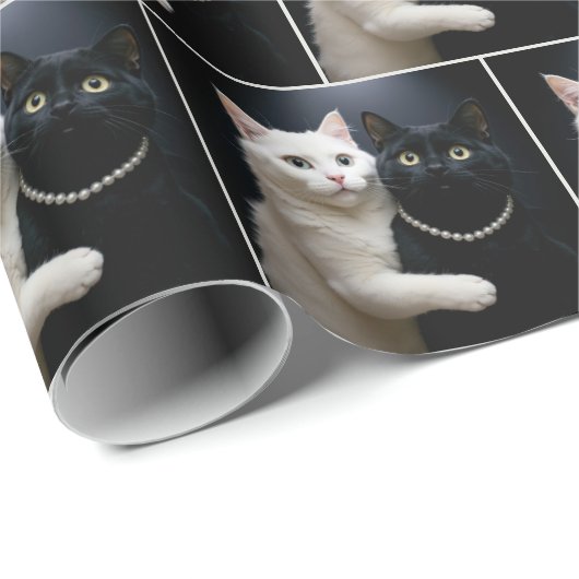 Weiße Katze, die eine schwarze Katze umarmt Geschenkpapier (Rolleneckpunkt)