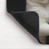 Weiße Katze, die eine schwarze Katze umarmt Mousepad (Ecke)
