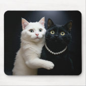 Weiße Katze, die eine schwarze Katze umarmt Mousepad (Vorne)