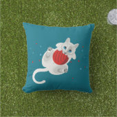weiße Katze, die mit roter Kugel und Blatt spielt Kissen (Golfball-Marker)